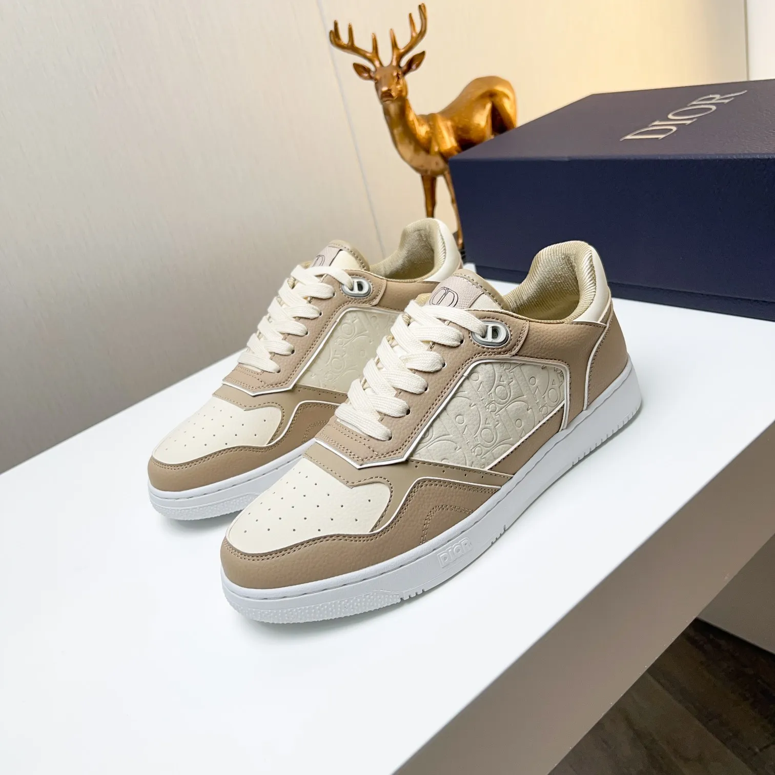 Men's Men's Shoes 💰400 [New] 🦩🦩Dior - Low-top sneakers 2025 spring men's collection new arrivals [Celebrate][Celebrate][Celebrate], reinterpret the basketball shoe design and become a classic Dior item [Strong][Strong][Strong], crafted in black and cream white smooth cowhide with beige suede, leather display on the side The CD logo, tongue, sole and back side are decorated with various distinctive details to enhance the style[666][666], while eyelet details, topstitching and rubber panels highlight the dynamic charm of its athletic style[strong][strong][strong]. It has a two-color rubber sole, which can be matched with various clothing to create a refined look. Size: 38 to 44 (45 can be customized
